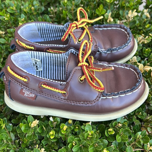 OshKosh toddler size 10 brown boat shoes - Picture 2 of 3